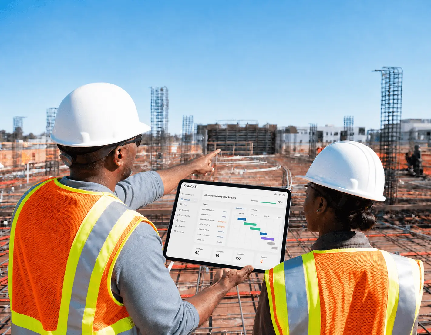Chefs de chantier consultant Kanbati sur une tablette